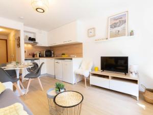 Kuchyňa alebo kuchynka v ubytovaní Studio cosy pour 4 personnes, proche centre et téléphérique, navette gratuite, balcon, casier à skis - FR-1-296-438
