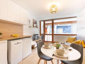 Kuchyňa alebo kuchynka v ubytovaní Studio cosy pour 4 personnes, proche centre et téléphérique, navette gratuite, balcon, casier à skis - FR-1-296-438