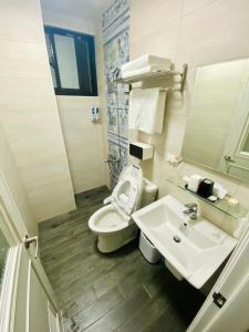 een badkamer met een toilet en een wastafel bij 金門禧樂民宿 in Shan-ch'ien