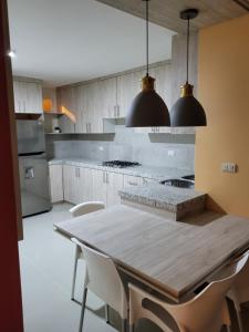 Kuchyň nebo kuchyňský kout v ubytování New 3 bedroom home in modern housing complex