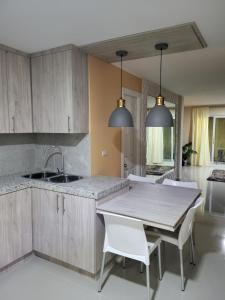 Kuchyň nebo kuchyňský kout v ubytování New 3 bedroom home in modern housing complex