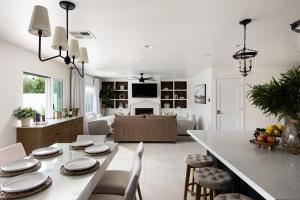 een keuken en een woonkamer met een tafel en stoelen bij South Scottsdale w/ Chef's Kitchen & Golf Nearby!! in Scottsdale