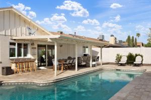 uma casa com piscina em frente a uma casa em South Scottsdale w/ Chef's Kitchen & Golf Nearby!! em Scottsdale