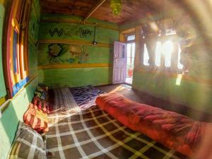 1 dormitorio con 1 cama en la esquina de una habitación en Gypsy House, en Kalgha