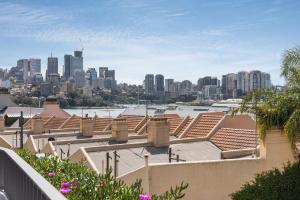 シドニーにあるBarangaroo Park Apartments by Urban Restの屋根から市街の景色を望む