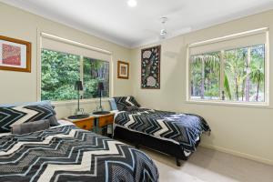 Ένα ή περισσότερα κρεβάτια σε δωμάτιο στο Treetops Lakeside Apartments +35 φωτογραφίες