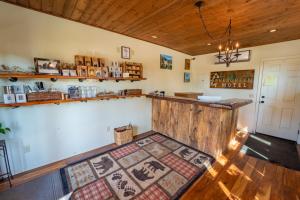 un bar en una habitación con una alfombra en el suelo en Evergreen Motel, en Libby