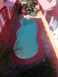 a swimming pool in the middle of a building at ECONOMIQUE in Jacó