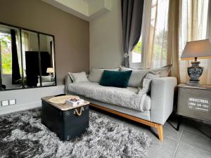 uma sala de estar com um sofá e um espelho em L Annexe - Parenthèse Champêtre PARIS DISNEYLAND em Gagny