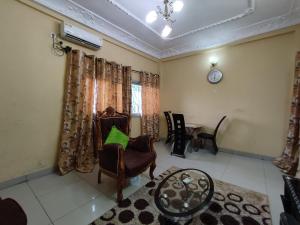 sala de estar con silla y mesa en DREAM'S HOUSE BONAMOUSSADI , STUDIO, en Douala