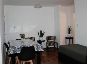 a room with a table and chairs and a bed at Mi depto en Córdoba II . in Córdoba