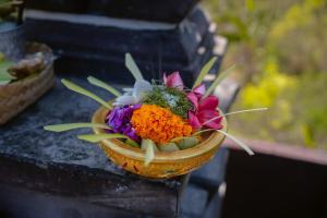 ein Blumenarrangement in einem Korb auf einem Tisch in der Unterkunft KiBata Lembongan Boutique Hotel in Nusa Lembongan