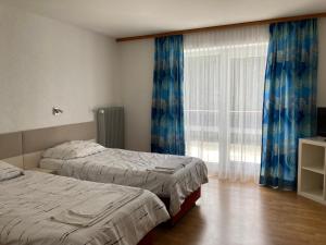 Postel nebo postele na pokoji v ubytování Gasthof Lublass