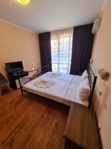 Un dormitorio con una cama grande en una habitación. en MitProt Panorama Bay 2 ap 30, en Sveti Vlas 23 fotos más