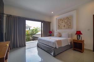 Ein Bett oder Betten in einem Zimmer der Unterkunft Villa Verano at Echo Beach Canggu