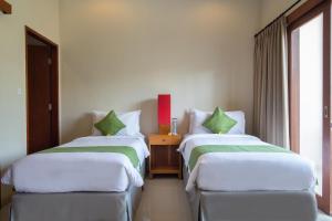 Ein Bett oder Betten in einem Zimmer der Unterkunft Villa Verano at Echo Beach Canggu