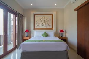 Ein Bett oder Betten in einem Zimmer der Unterkunft Villa Verano at Echo Beach Canggu
