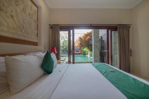 Ein Bett oder Betten in einem Zimmer der Unterkunft Villa Verano at Echo Beach Canggu
