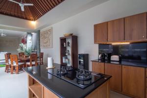 Küche/Küchenzeile in der Unterkunft Villa Verano at Echo Beach Canggu