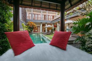 Der Swimmingpool an oder in der Nähe von Villa Verano at Echo Beach Canggu