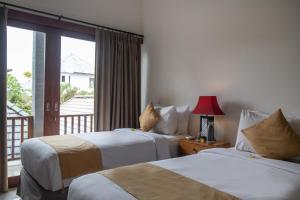 Ein Bett oder Betten in einem Zimmer der Unterkunft Villa Verano at Echo Beach Canggu