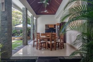eine Küche und ein Esszimmer mit Tisch und Stühlen in der Unterkunft Villa Verano at Echo Beach Canggu in Canggu