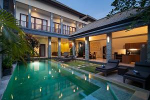 ein Bild einer Villa mit Swimmingpool in der Unterkunft Villa Verano at Echo Beach Canggu in Canggu