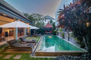 Der Swimmingpool an oder in der Nähe von Villa Verano at Echo Beach Canggu