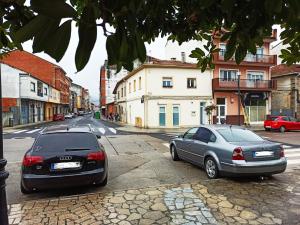 dos autos estacionados al lado de una calle en A Casa da Compañía, en Monforte de Lemos