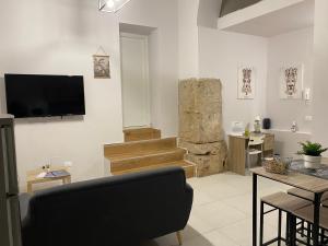 Televízia a/alebo spoločenská miestnosť v ubytovaní Cozy apartment near Palermo Cathedral