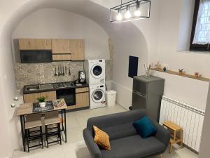 a living room with a couch and a kitchen at Zagara Holiday House Palermo Cattedrale in Palermo
