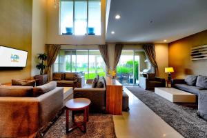 uma grande sala de estar com sofás e uma mesa em Beautiful Townhome Overlooking The Lake And The Pool em Orlando