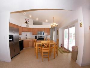een keuken met een tafel met stoelen en een koelkast bij Loma Vista Retreat in Davenport
