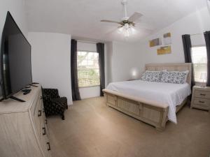 een slaapkamer met een bed en een flatscreen-tv bij Loma Vista Retreat in Davenport