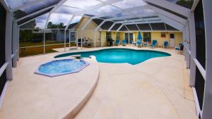 een zwembad met een glijbaan in een huis bij Loma Vista Retreat in Davenport