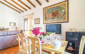 un comedor con una mesa con flores. en Lovely Home In Jubrique With Wifi, en Jubrique