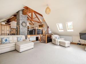 uma sala de estar com mobiliário branco e um pilar de pedra em Seaviews And Hot Tub At Admirals Anchor em Portpatrick