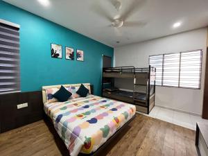 1 dormitorio con 1 cama y 1 litera en D Niice Garden View with Private Pool Bukit Indah, Johor Bahru en Johor Bahru