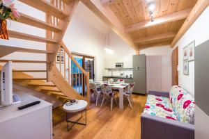 un soggiorno con un divano e un tavolo di Wald Residence a Bad Kleinkirchheim