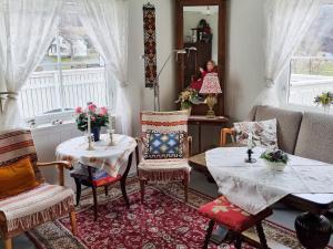 - un salon avec des chaises, une table et un miroir dans l'établissement Three-Bedroom Holiday home in Skatvik, à Seljesletta