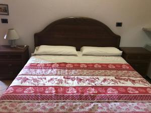 uma cama com uma colcha vermelha e branca em Chaillod 2 em Saint Nicolas
