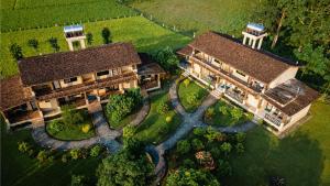 - une vue aérienne sur une maison avec une cour dans l'établissement Wild Adventure Resort, à Sauraha