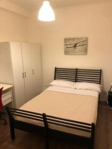 1 dormitorio con 1 cama con una foto de un avión en SAN FELICE ROOMS en Bolonia