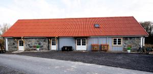 un edificio con techo rojo y un edificio con bicicletas en Exclusive House, en Olofström