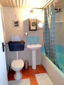 uma casa de banho com um WC, um lavatório e um chuveiro em Cango Retreat Breathe em Oudtshoorn
