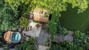 Elle offre une vue sur le jardin doté d'un banc et d'une piscine. dans l'établissement Escale Rochelaise B&B, SPA bain nordique et sauna tonneau, à La Rochelle