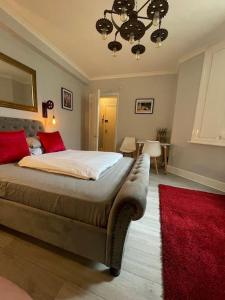 a bedroom with a bed and a red rug at The Vault – cosy apartment in central Hove / Brighton in Brighton & Hove