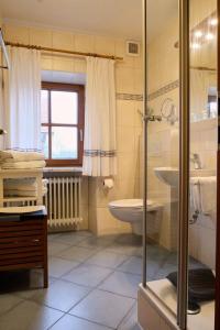 e bagno con servizi igienici, lavandino e doccia. di Holzhauser Hof a Waldkraiburg