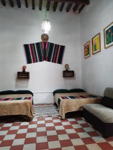 sala de estar con 2 camas y ventana en Cuarto Panchito ***Centro Histórico***, en Querétaro