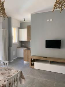 kuchnia ze stołem i telewizorem na ścianie w obiekcie San Felice Apartment w Bolonii